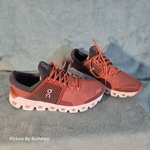 On Cloudswift running shoes in the Rust/Rock colorway. Designed for urban Runnin